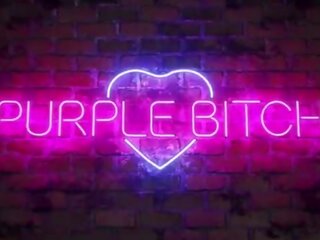 Cosplay mergina turi pirmas x įvertinti video su a ventiliatorius iki purple staigule