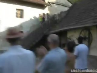 Čekiškas gauja trenksmas vakarėlis į malūnas