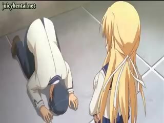 Blondinka anime diva doing aýak bilen oýnamak